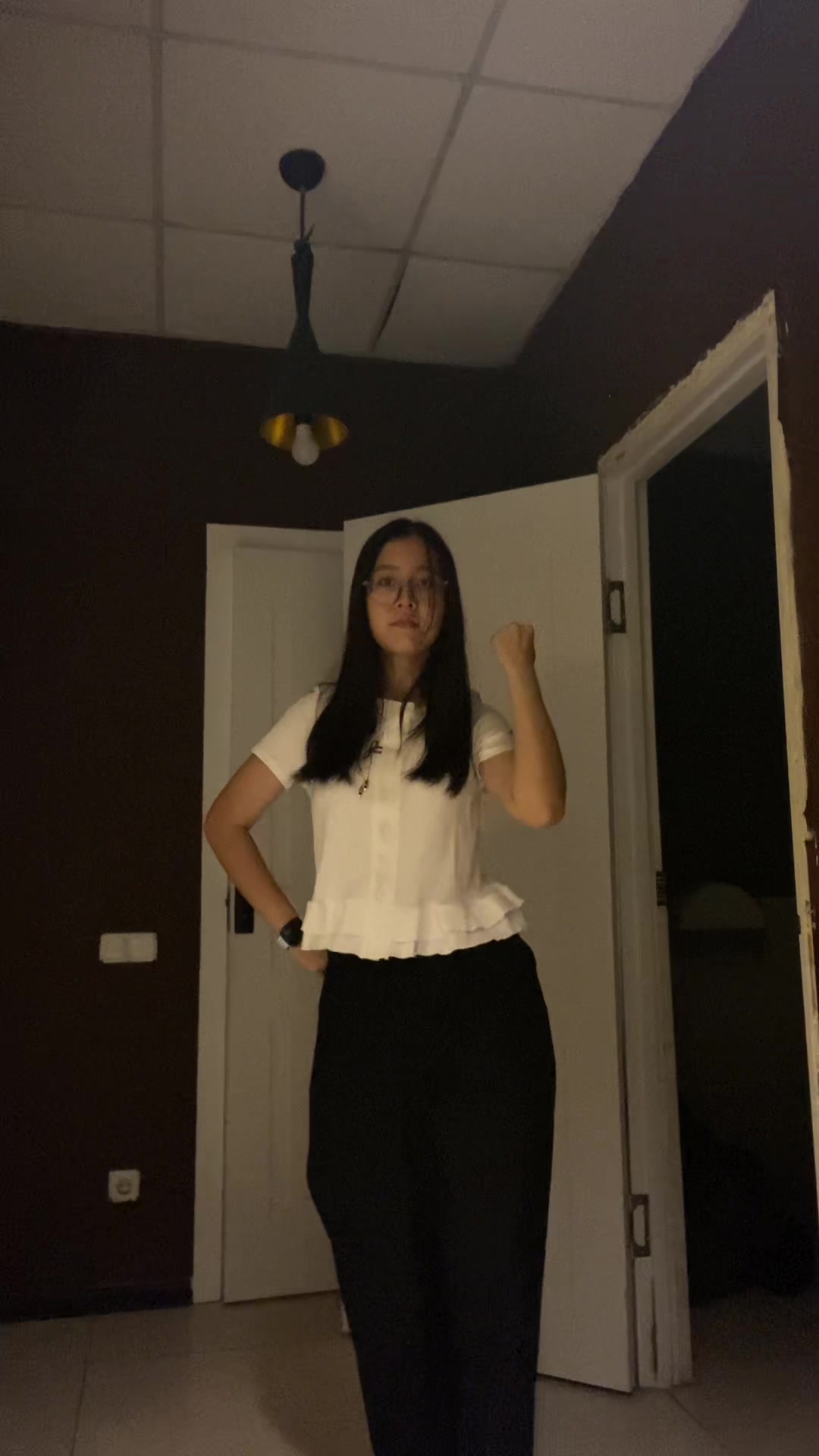 @>_<