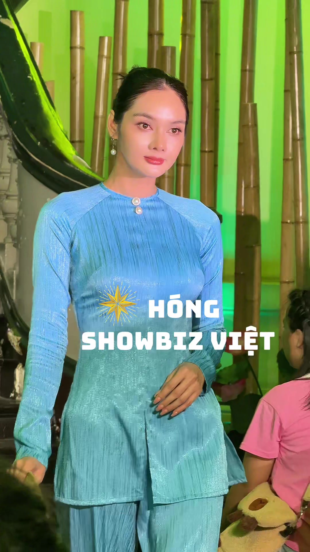 @H&oacute;ng Showbiz Việt