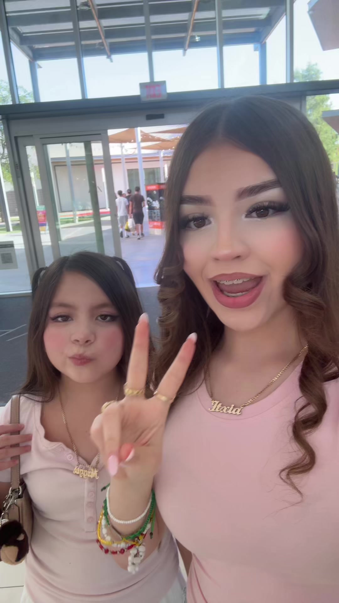 @Deliciaasisters