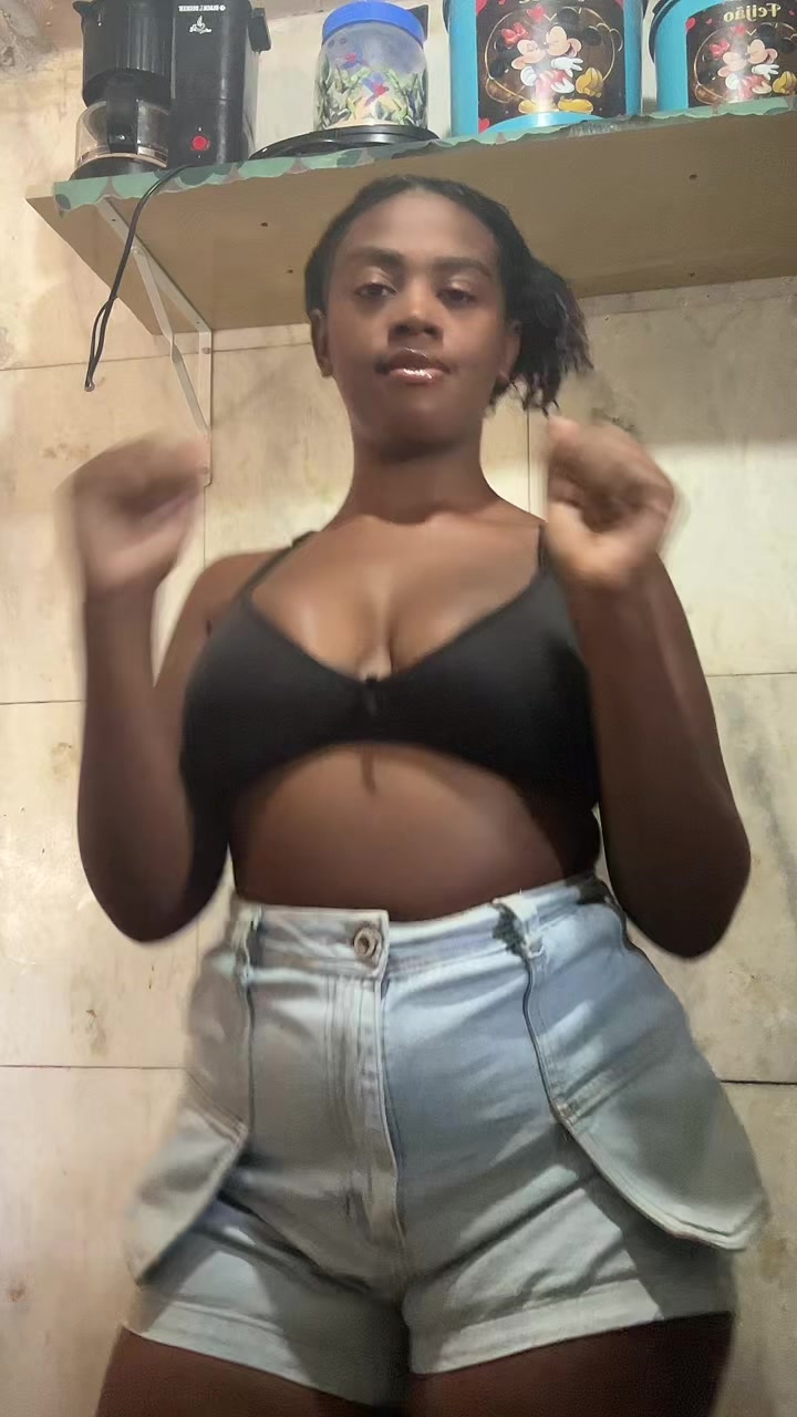 @M&ocirc;nica