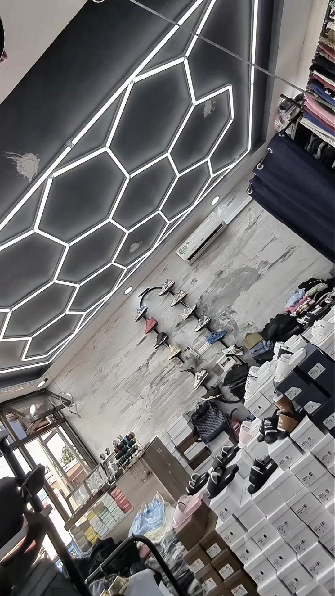 @La boutique No Fake House