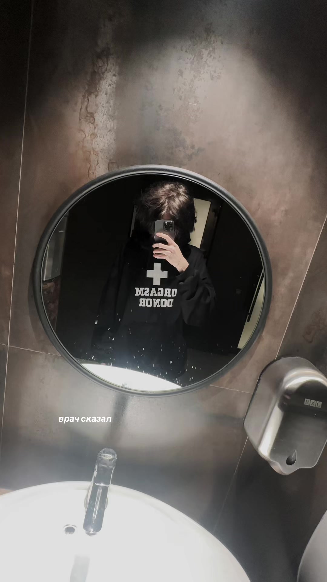 @>.<