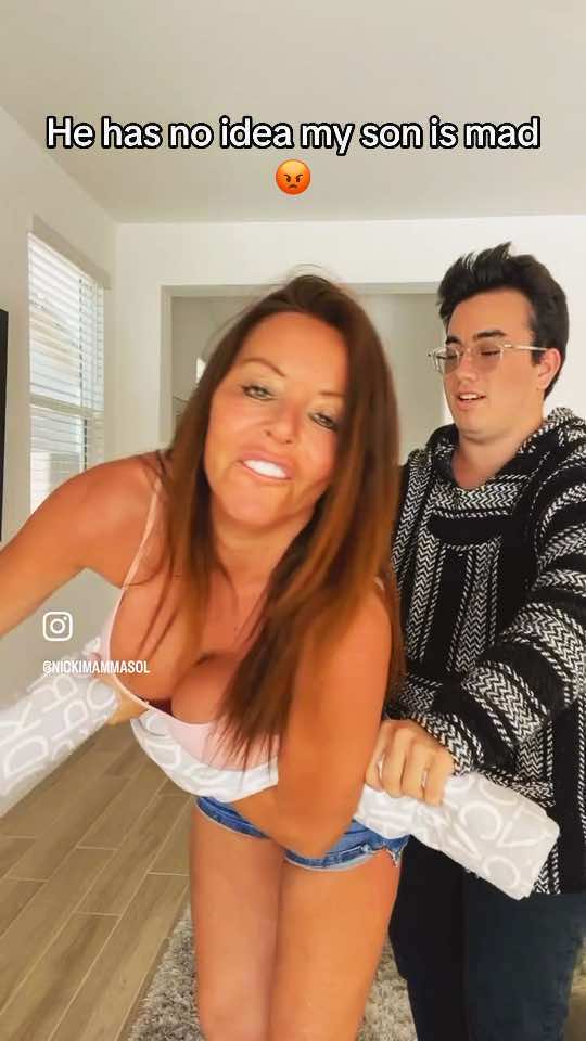 Nicki (@nickimammasol) - Urlebird