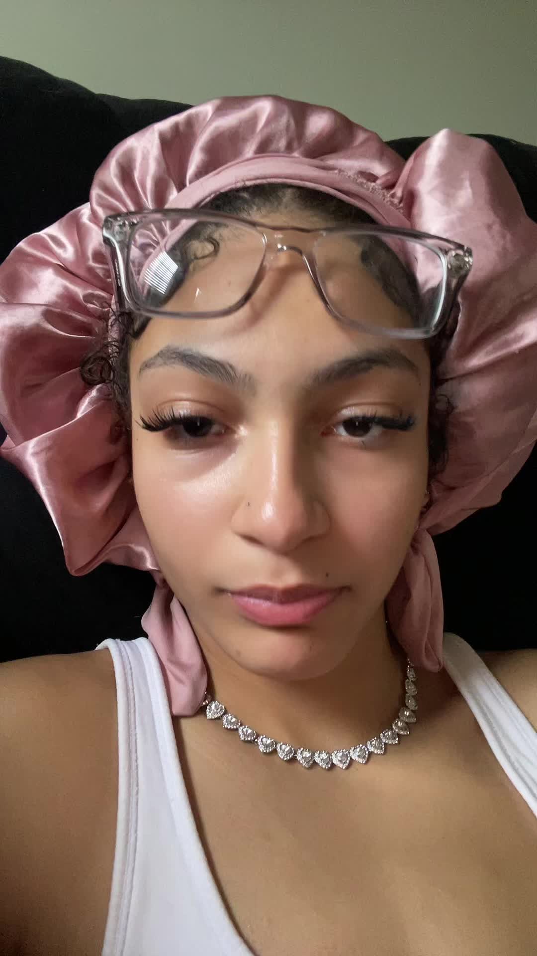 @sumlighskinwitglasses