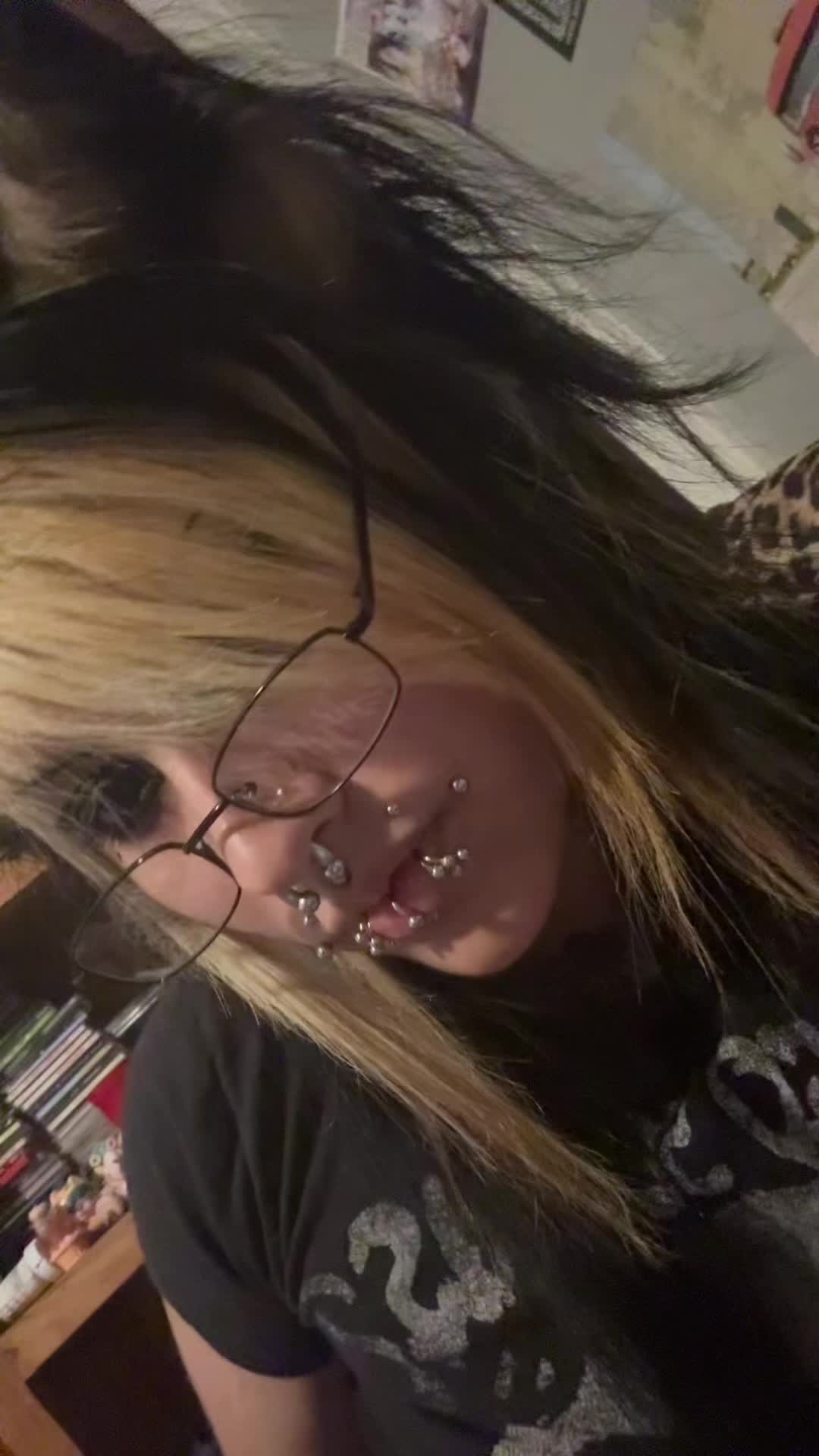 @mo