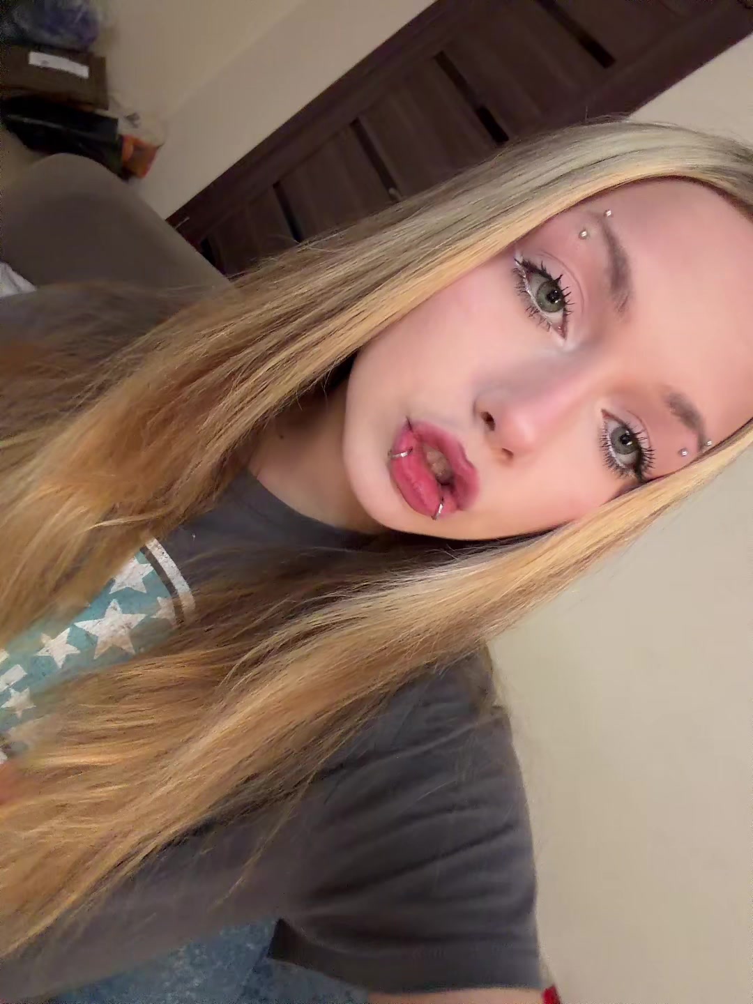 @мила