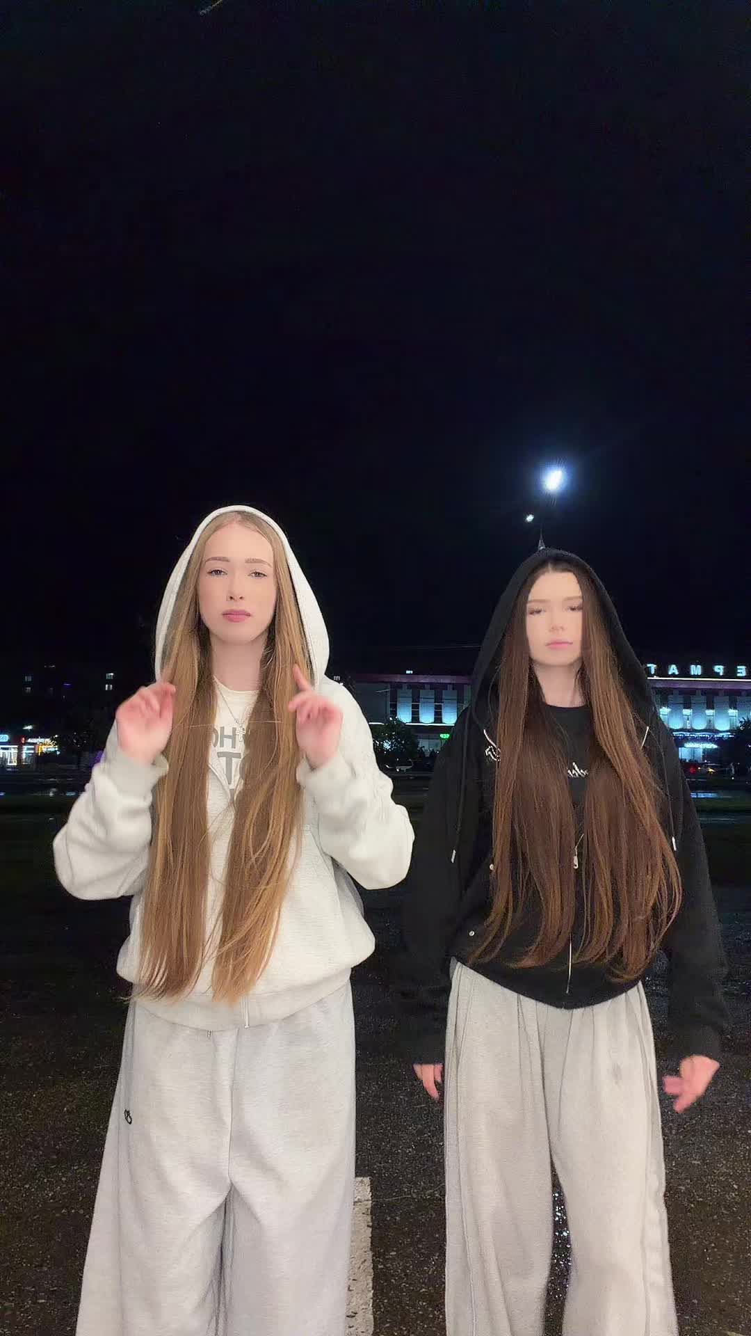 @👩🏼👩🏽