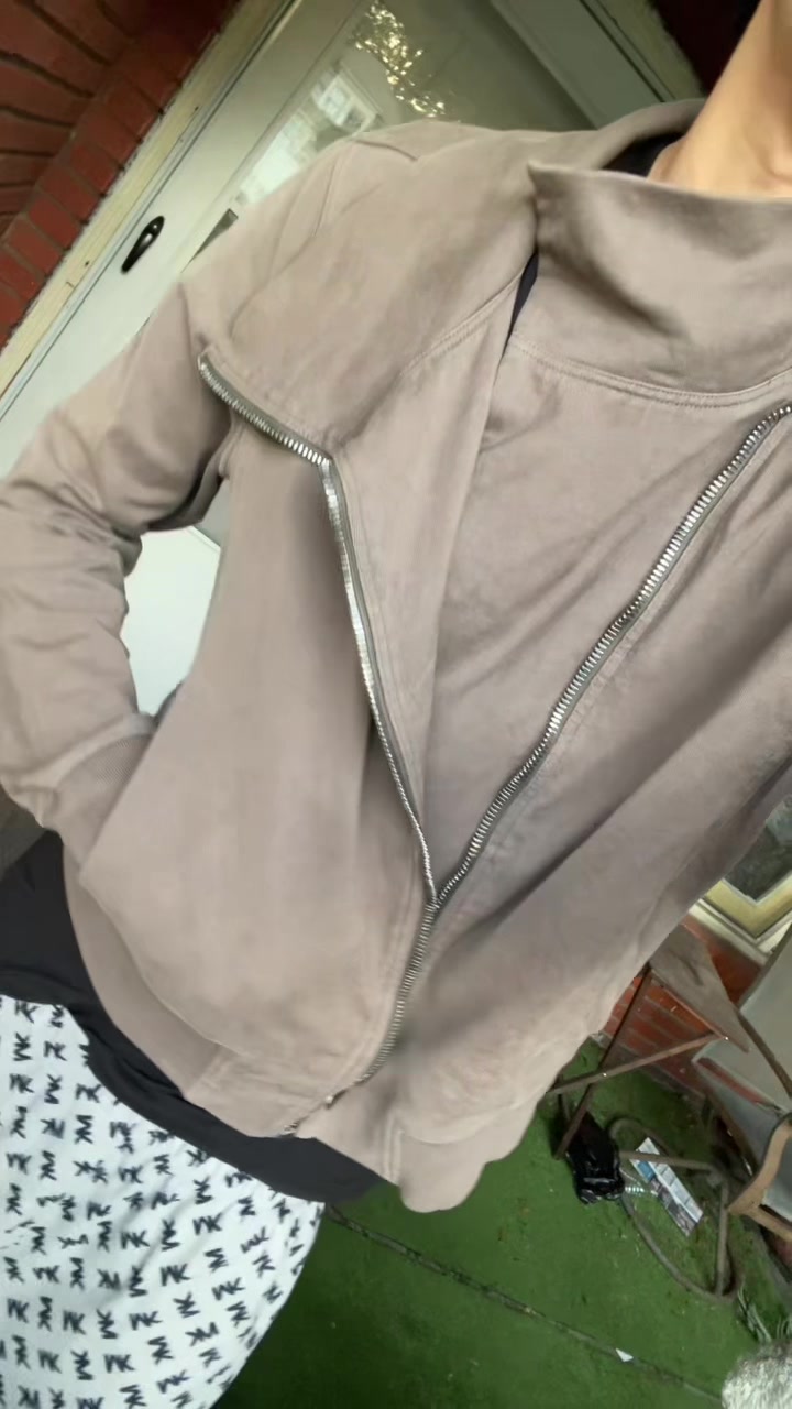 @Thraxr