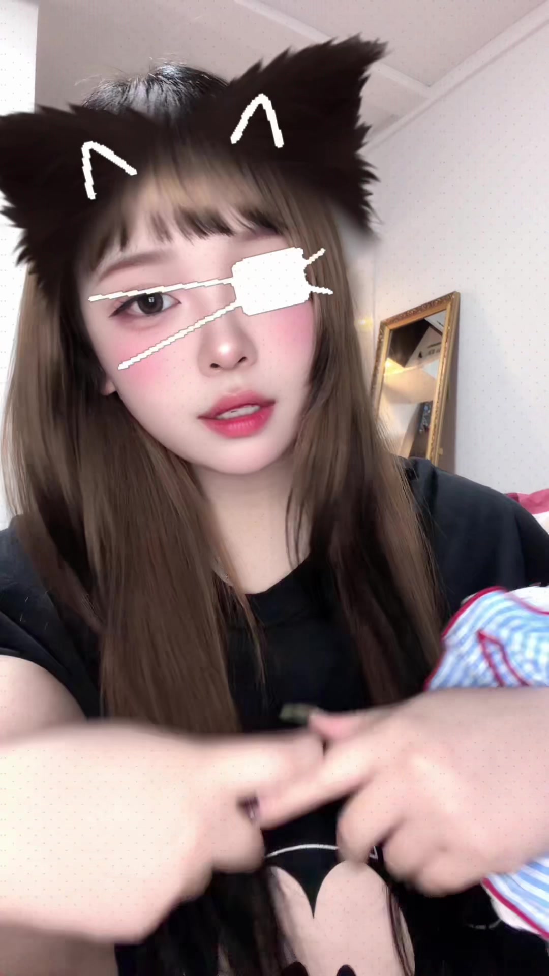 @にこり