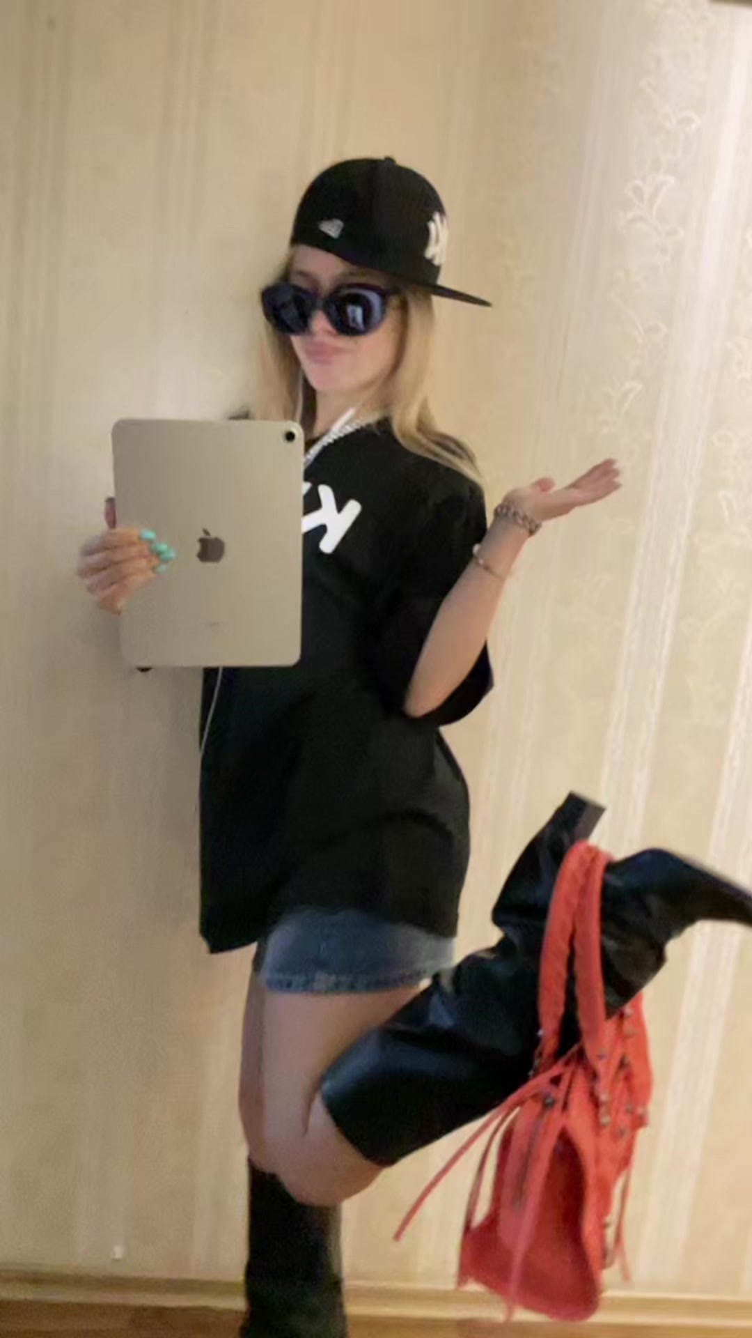 @lizzitak