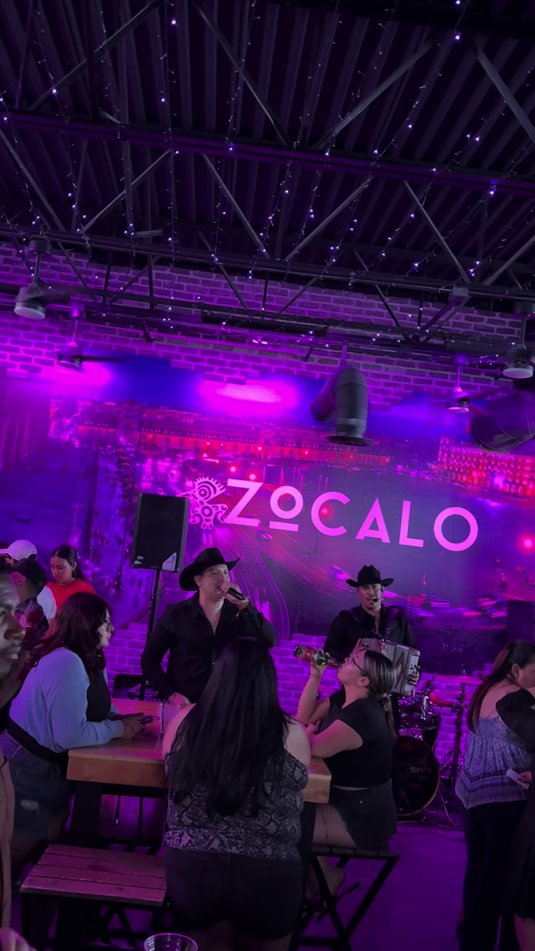 @El Elegante MC