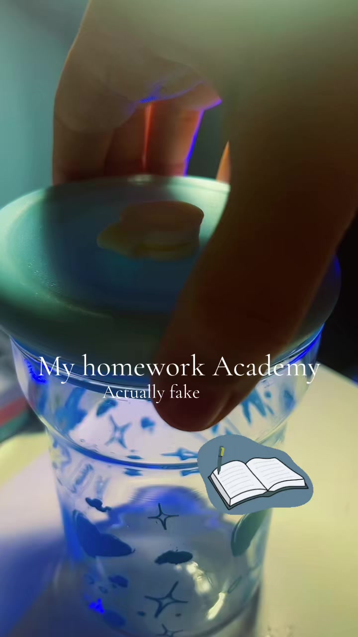 @•~_,.Luna is studying(•~•)