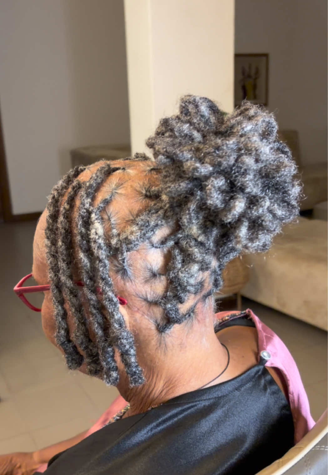 @FEMALE BARBER/LOCTICIAN IN LAG