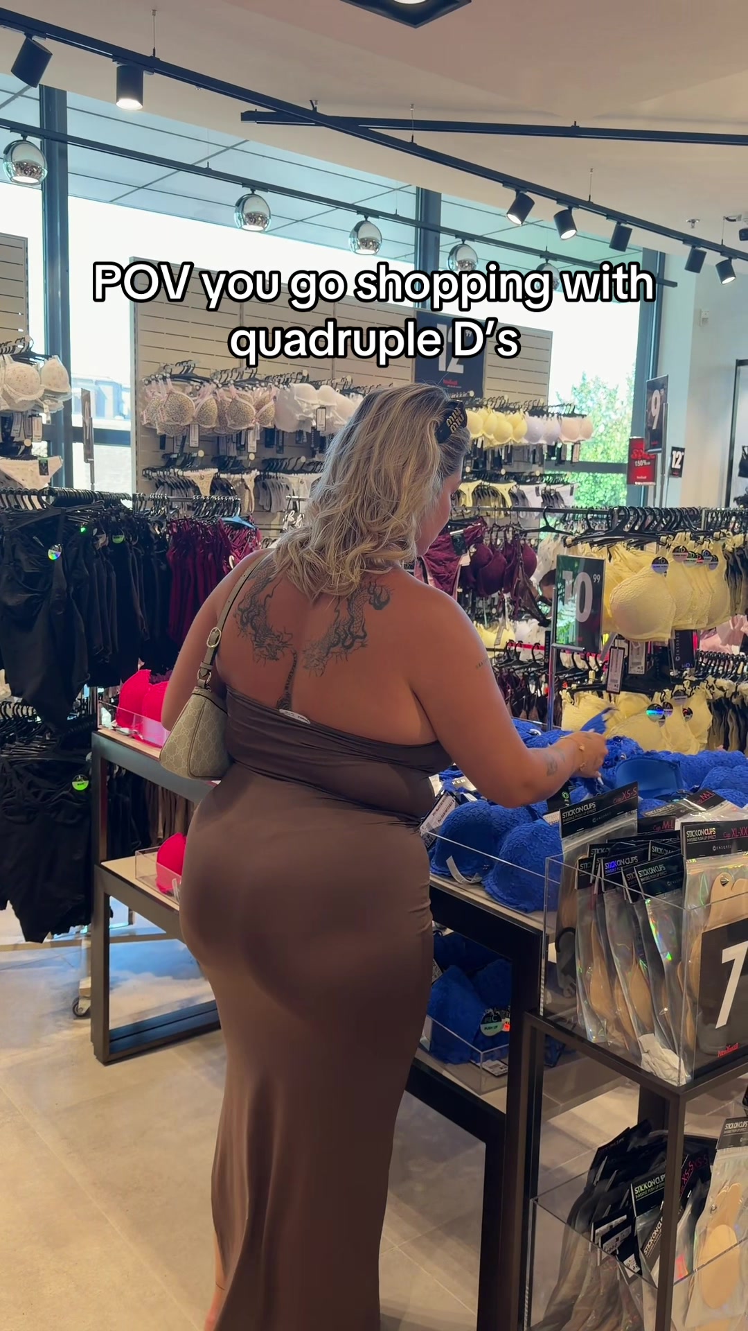 @curvymamilau