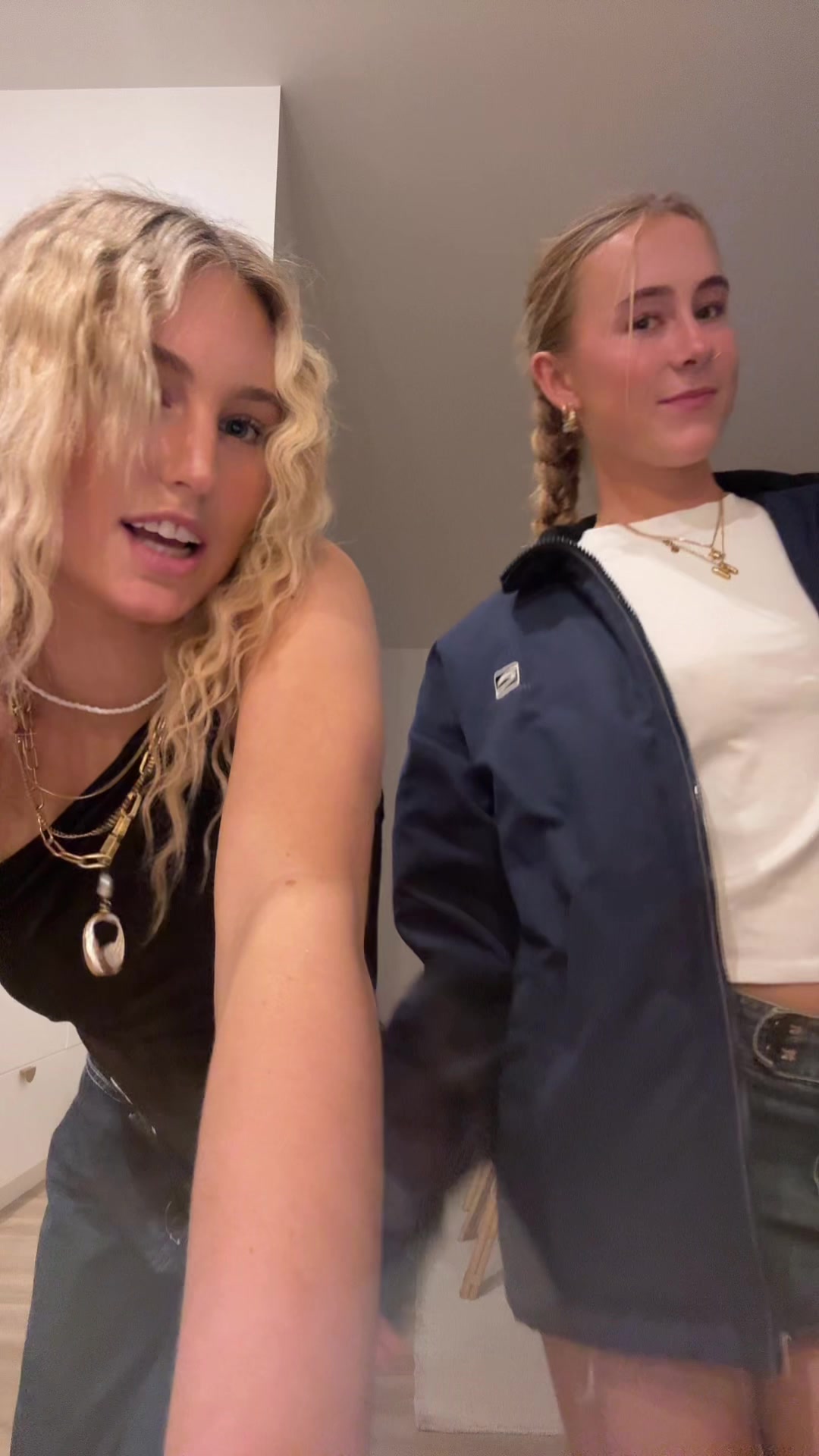 @Bella