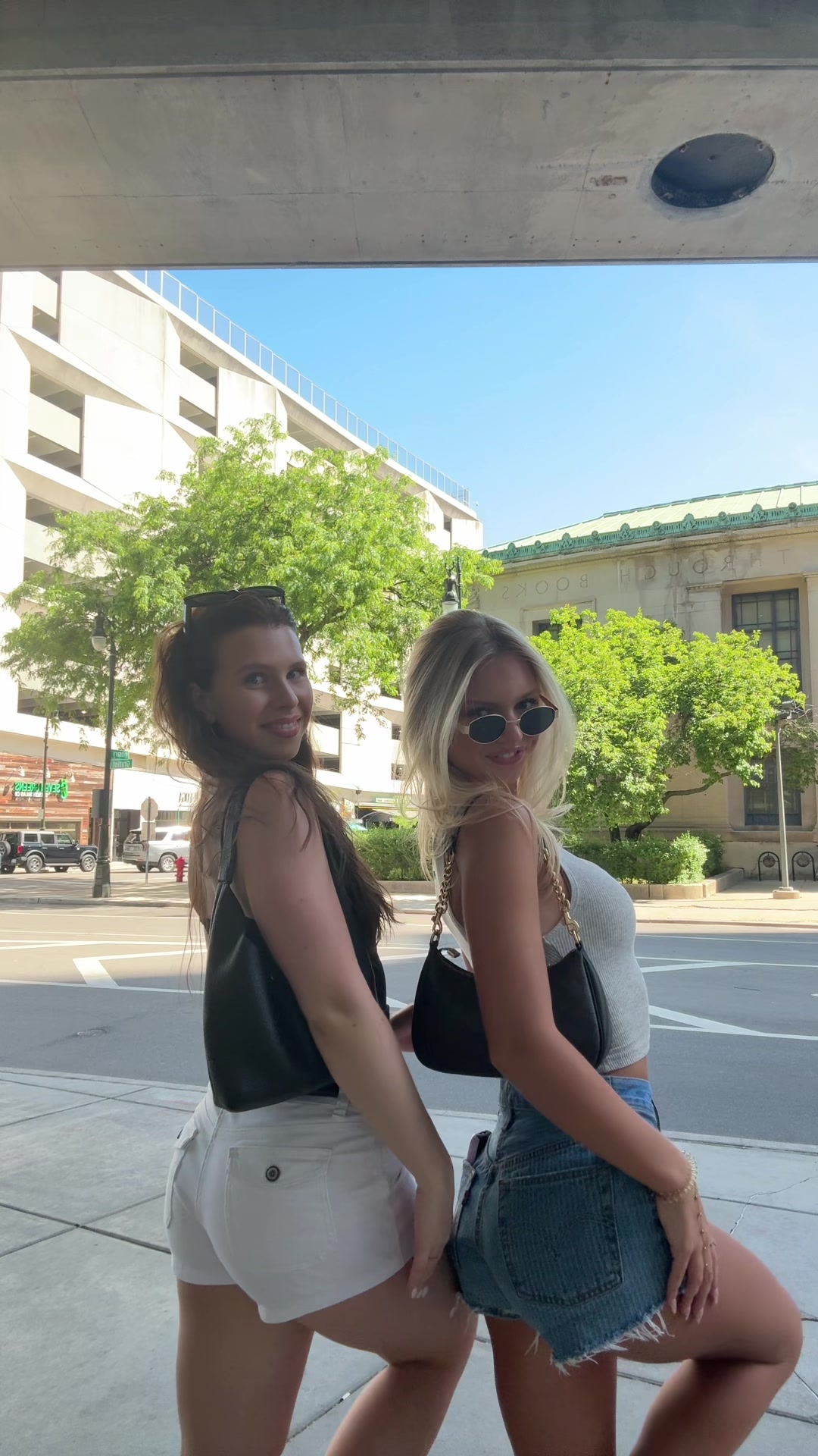 @bella