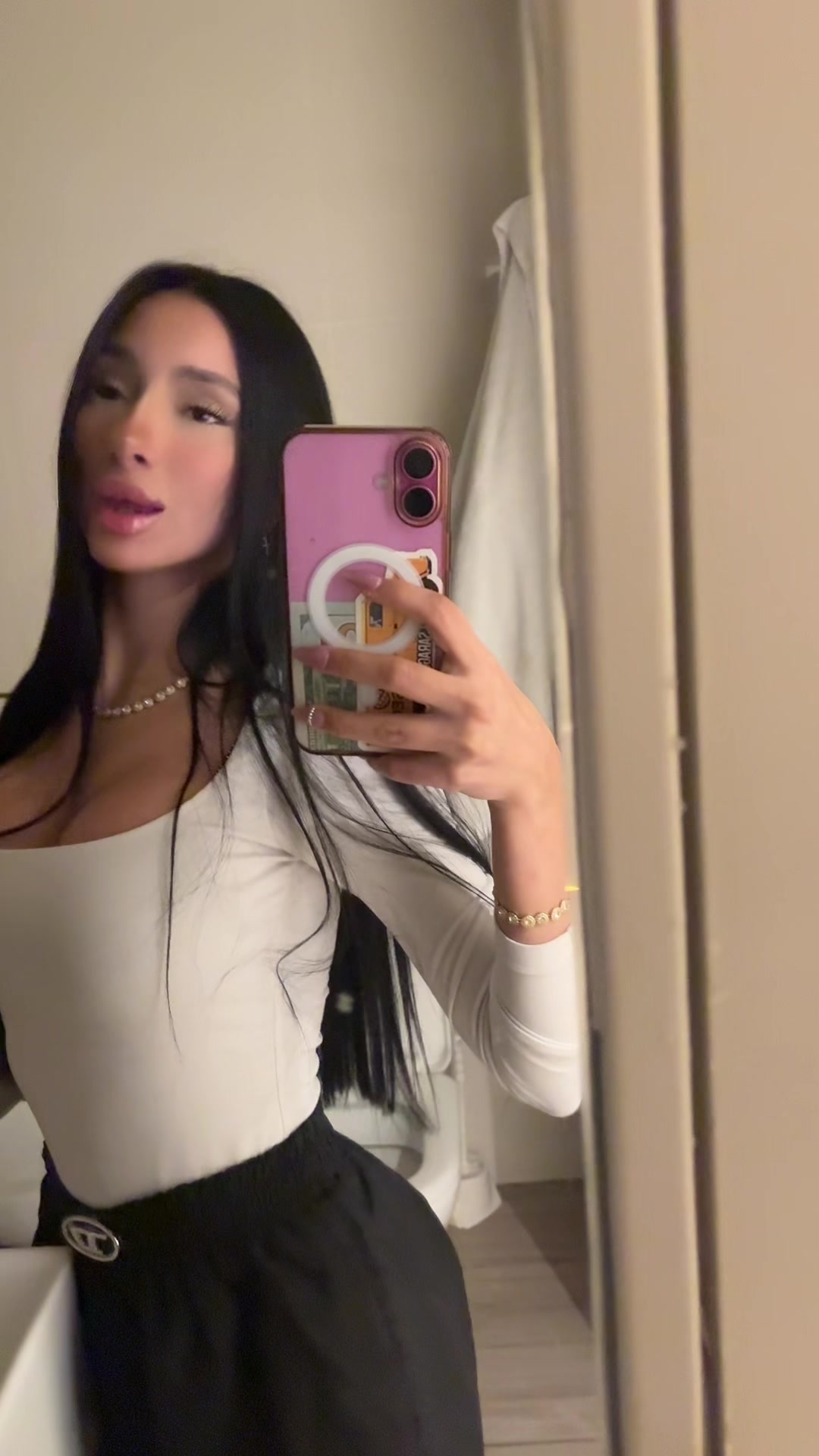 @🫦