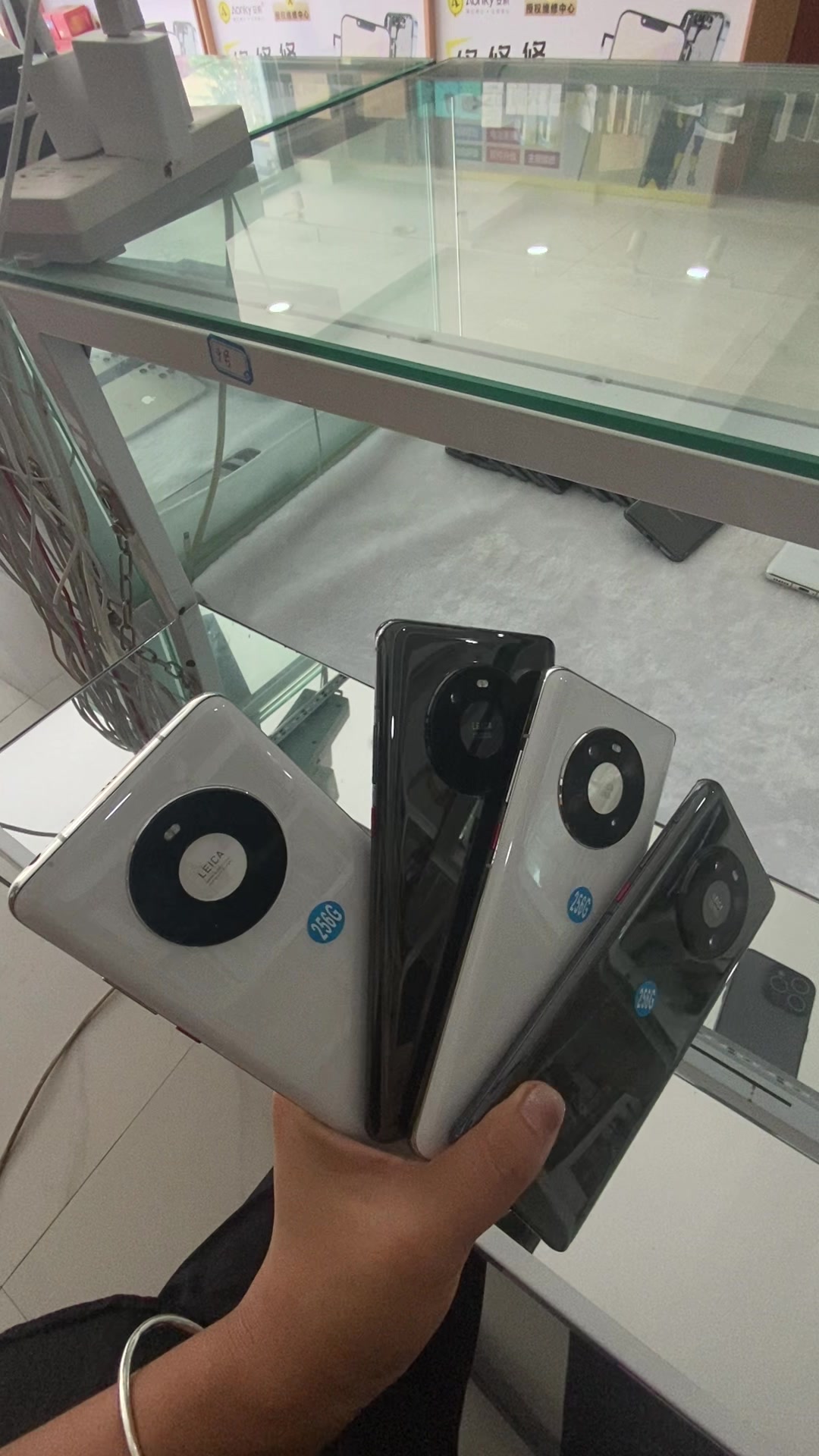 @亮 在孟波卖手机