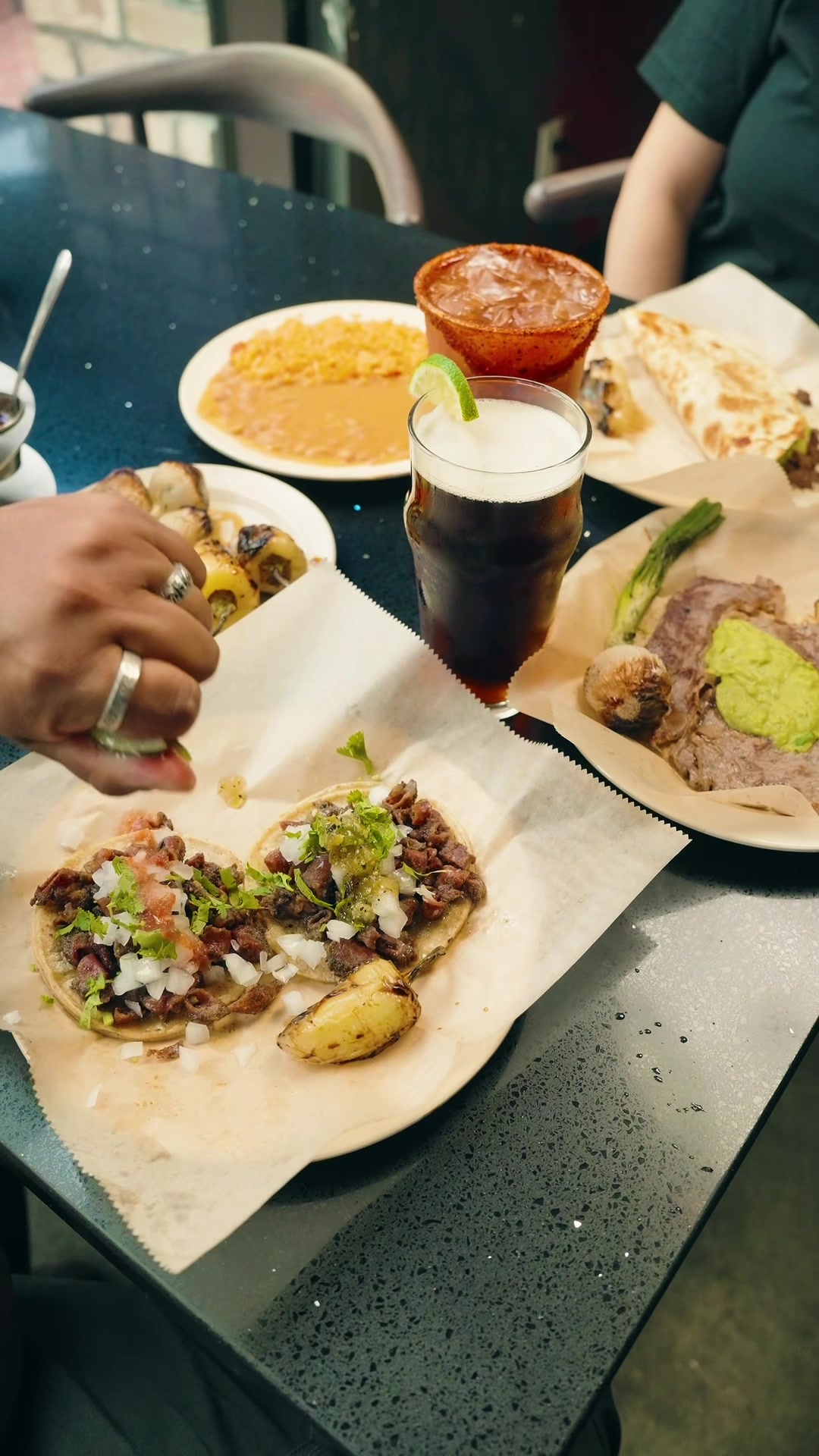 @TACOS LOS CHOLOS