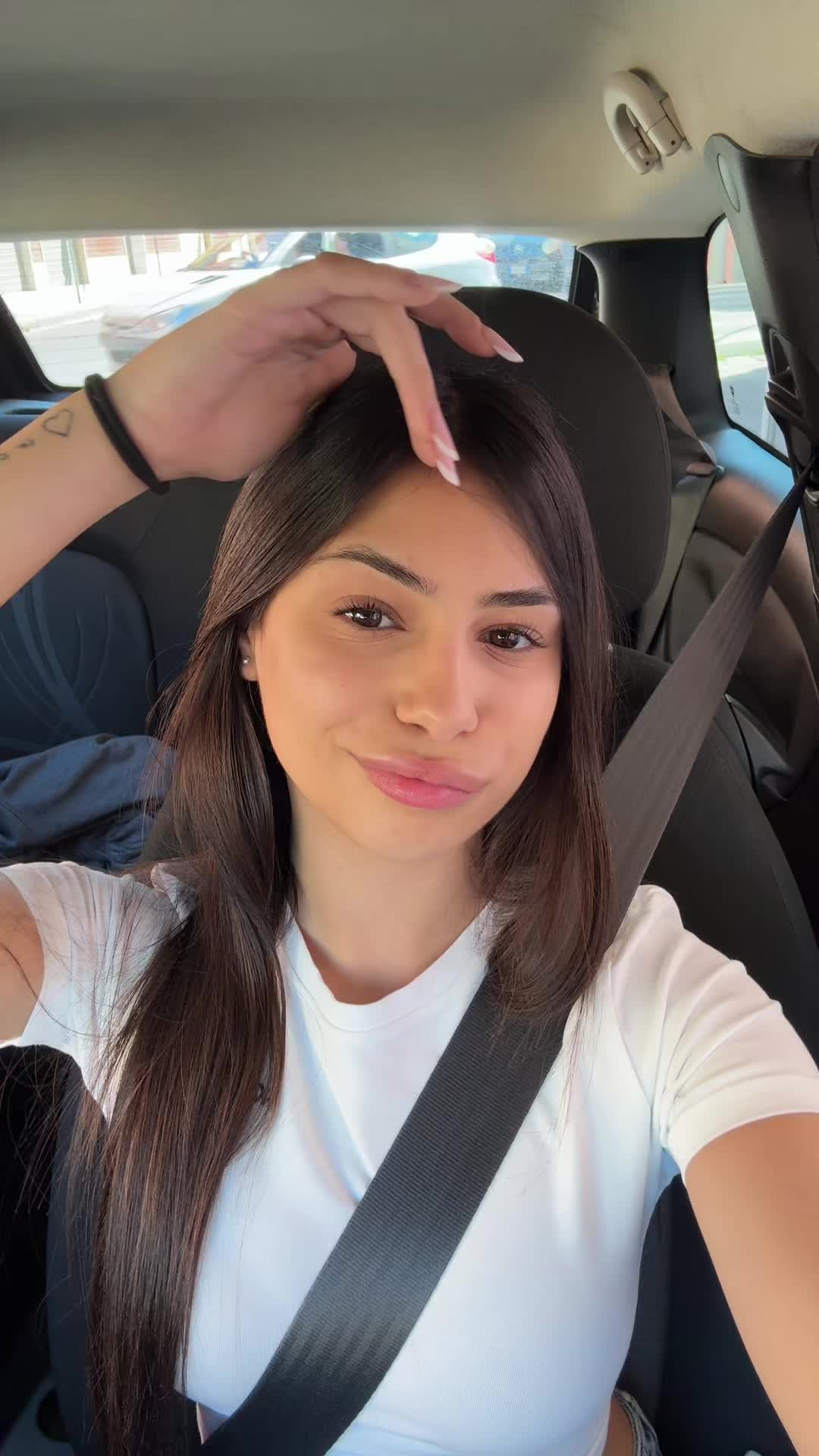 @elisaangiius