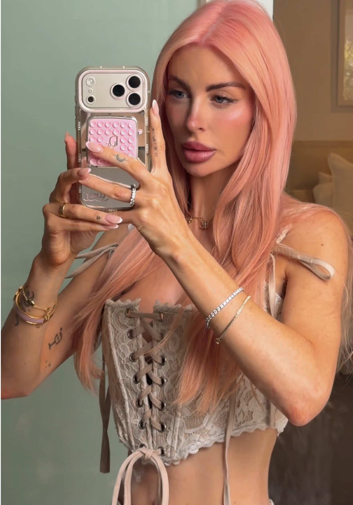 @carlyellen