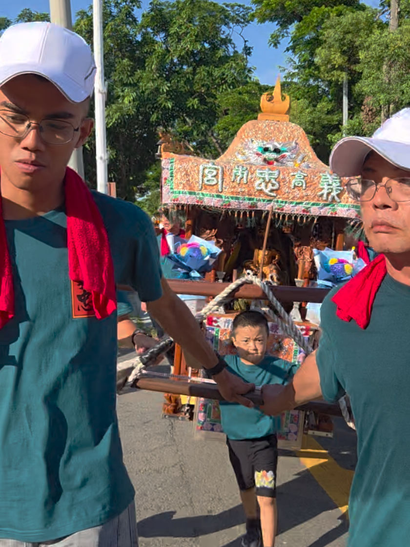 @帥哥跑廟會