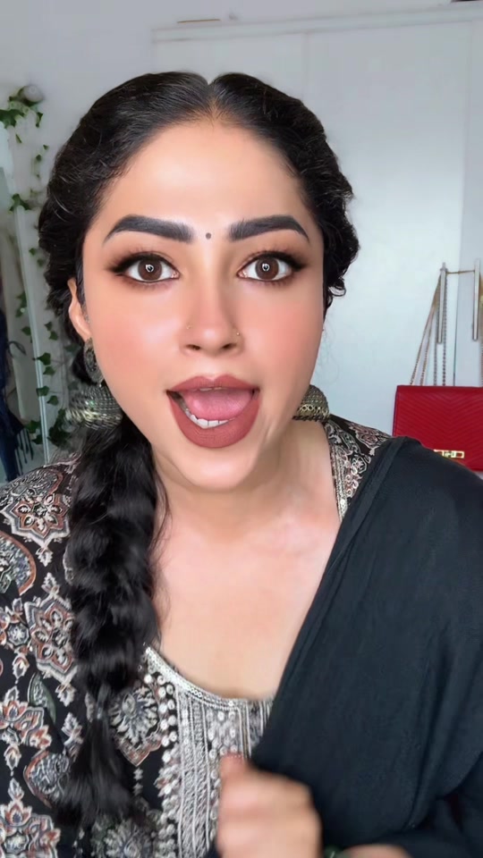 @M E E R A 🌸♌️🇱🇰
