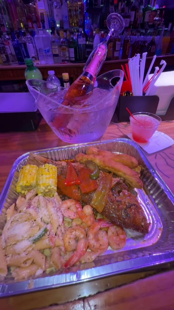 @Neomi Knows | Food & Travel 🔌