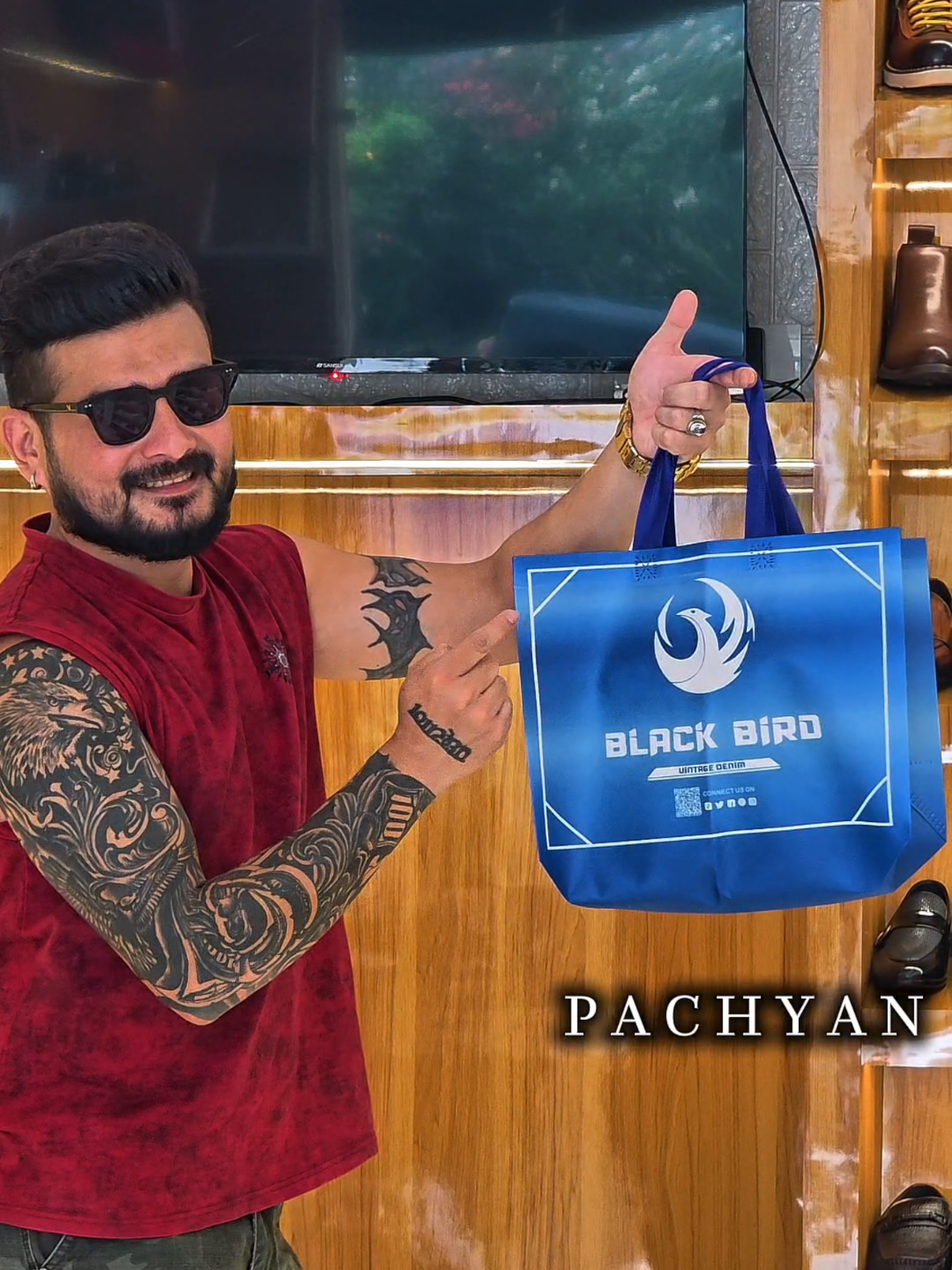 @पछ्याण wears