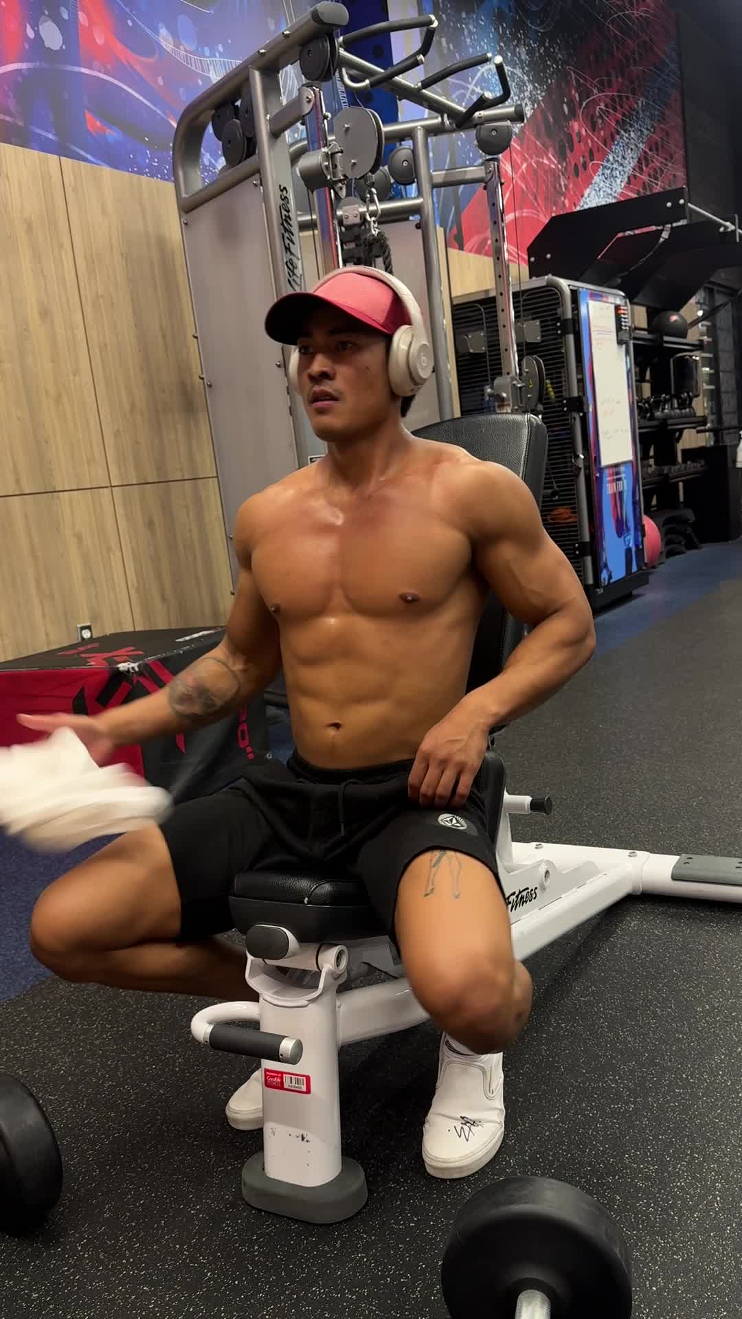 Who Is Vini Vee Xxiera? the Truth Behind the Viral Creator and Fake Account Warnings