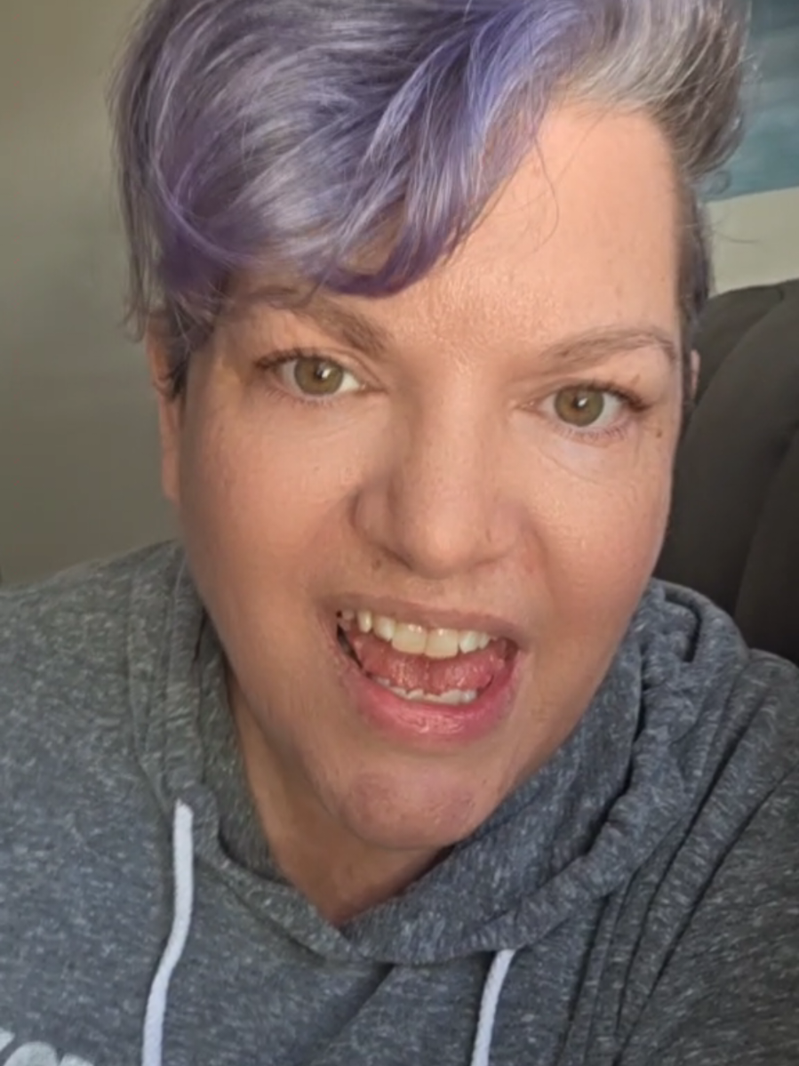 @thecurvyqueenmel