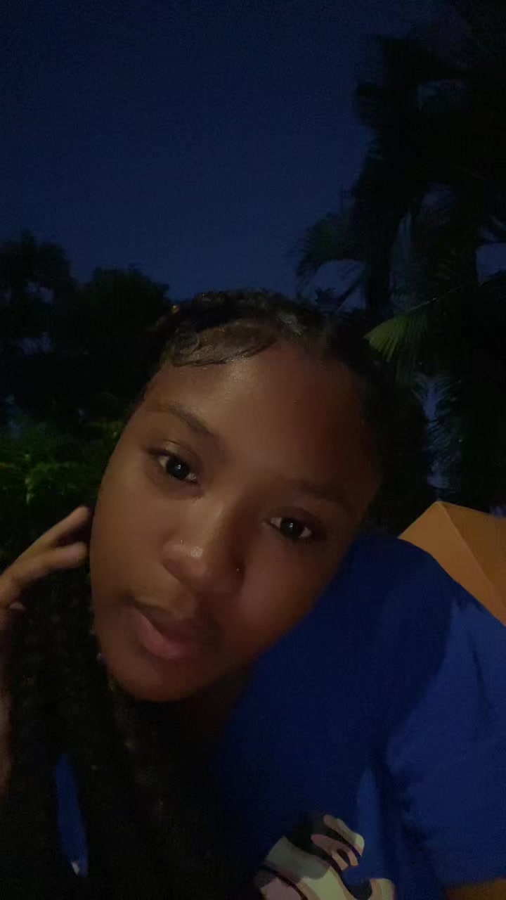 @niaabaee__