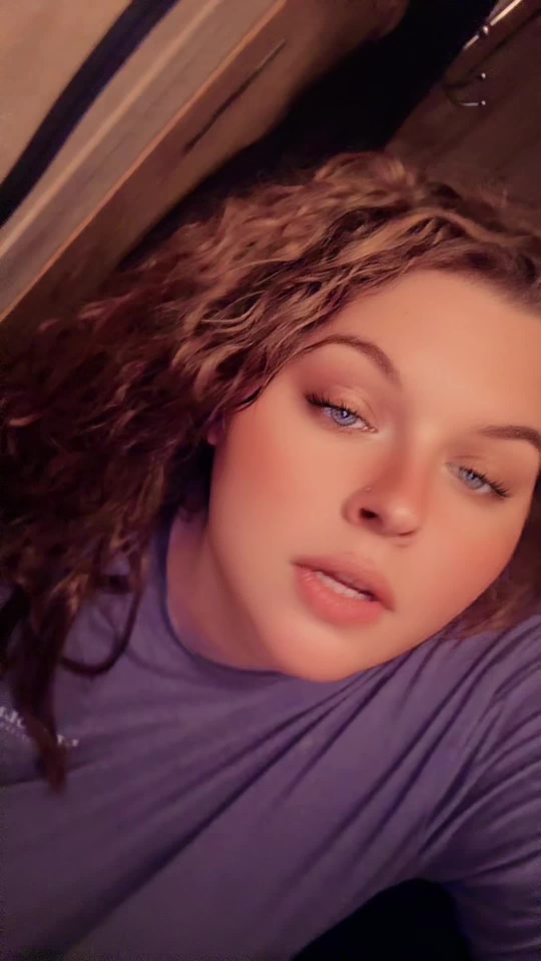 @💦Blue eyes and thick thighs💦