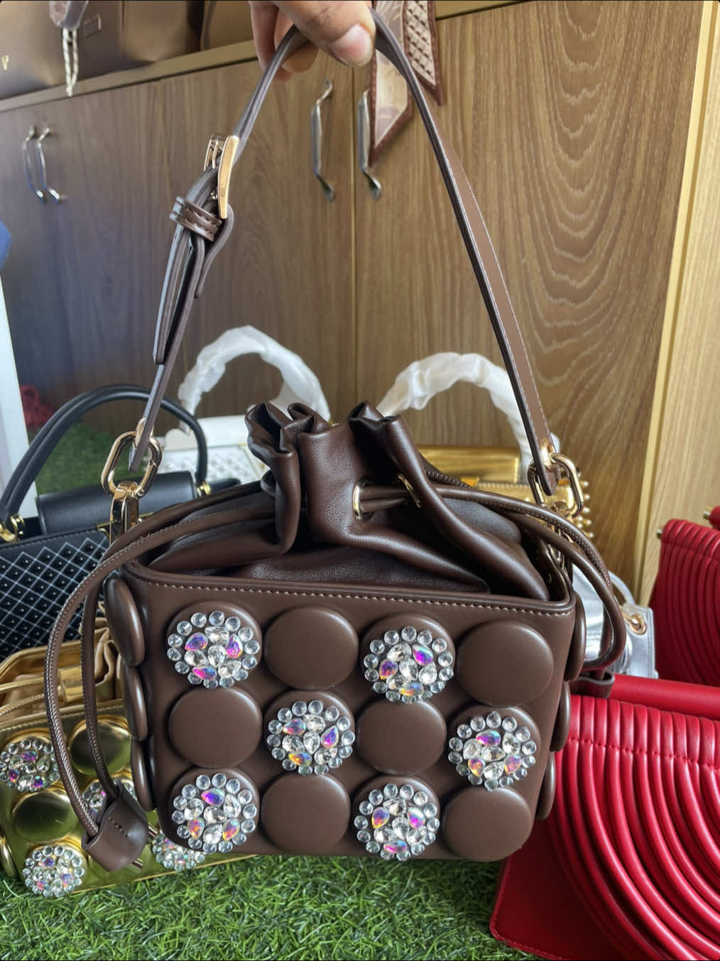 @ELEGANZAicon-jewelry/bag/heels