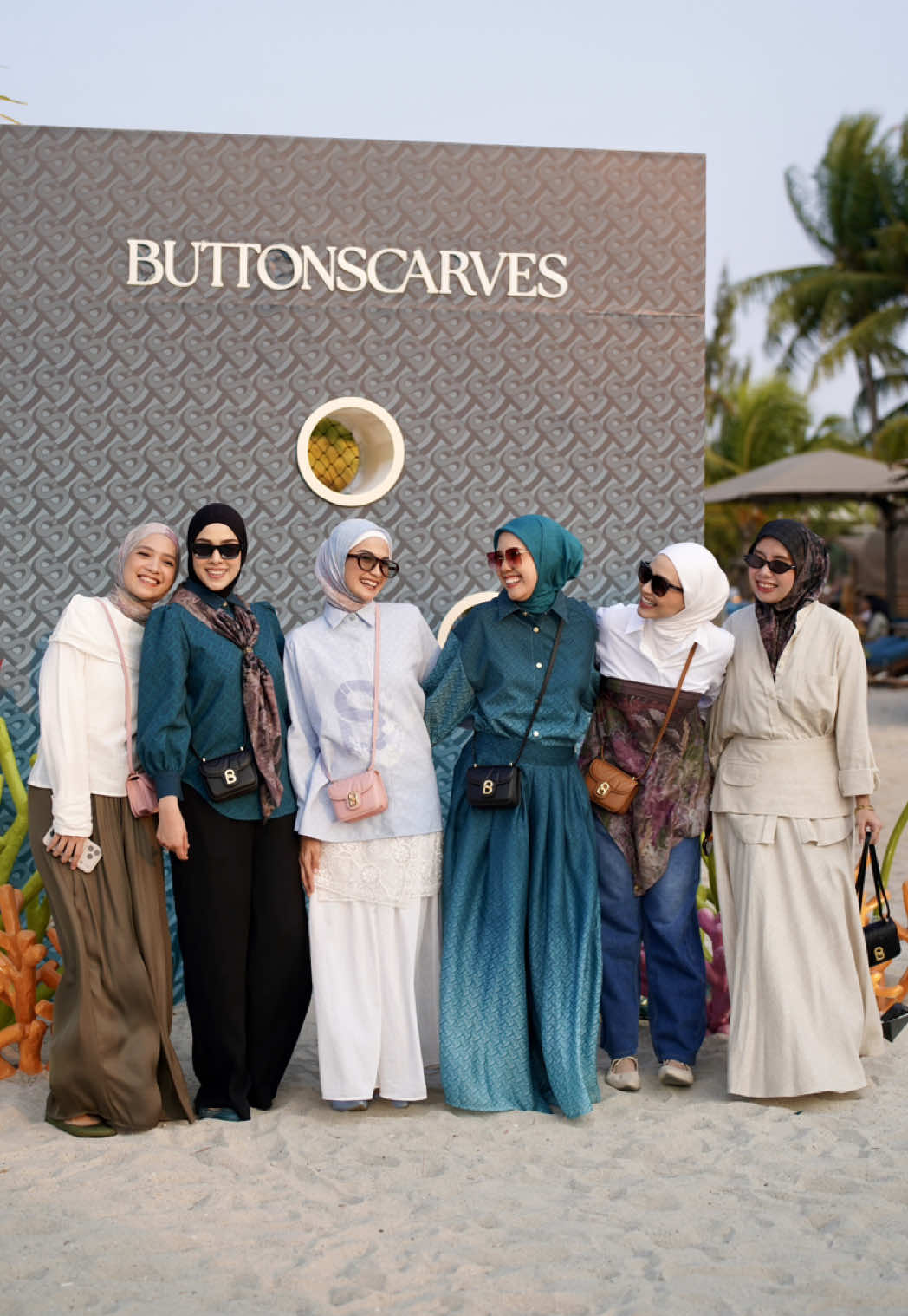 @Buttonscarves