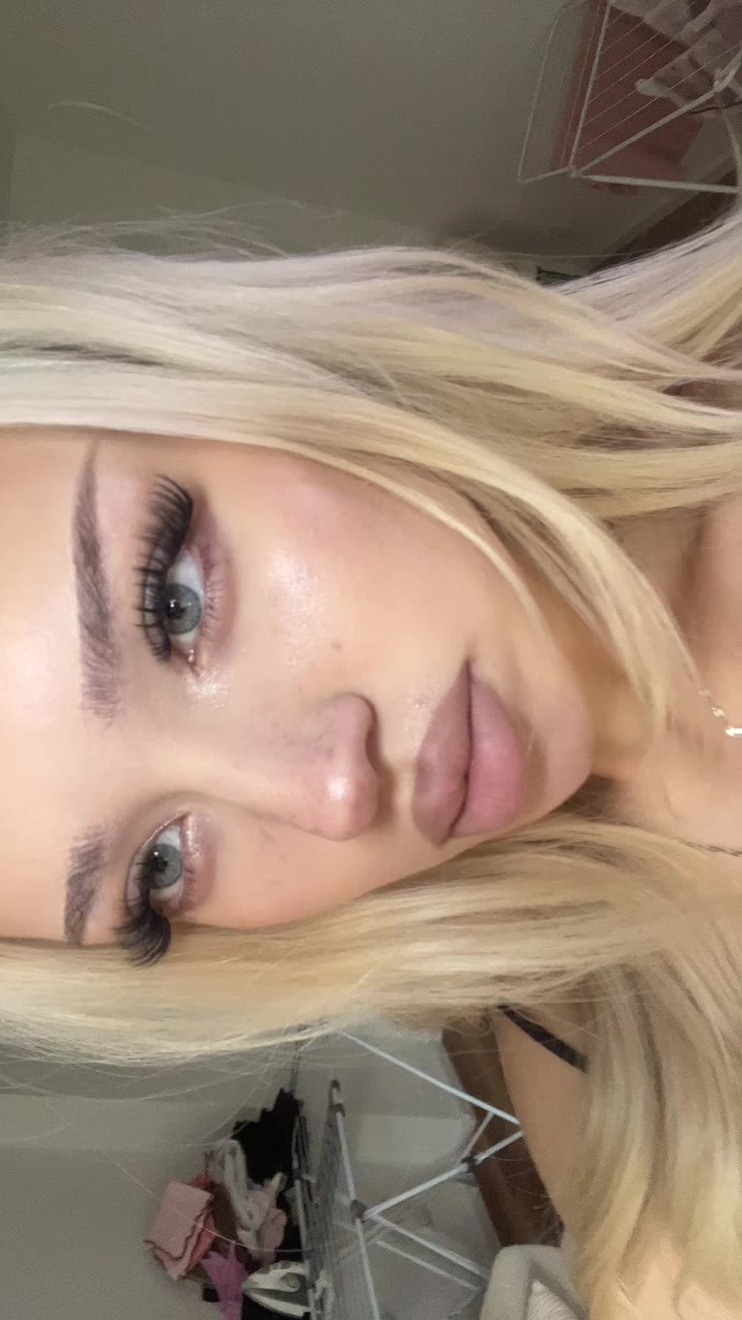 @аня