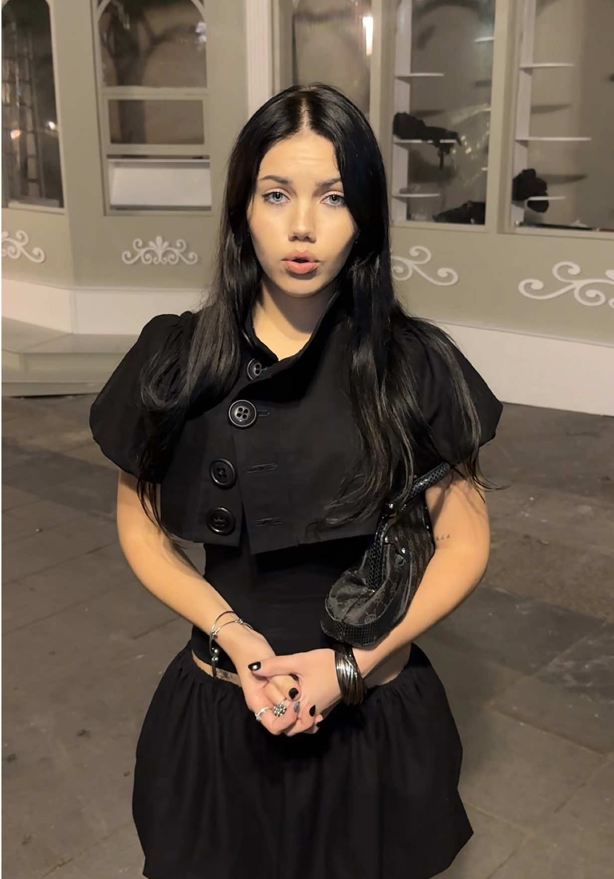 @<4