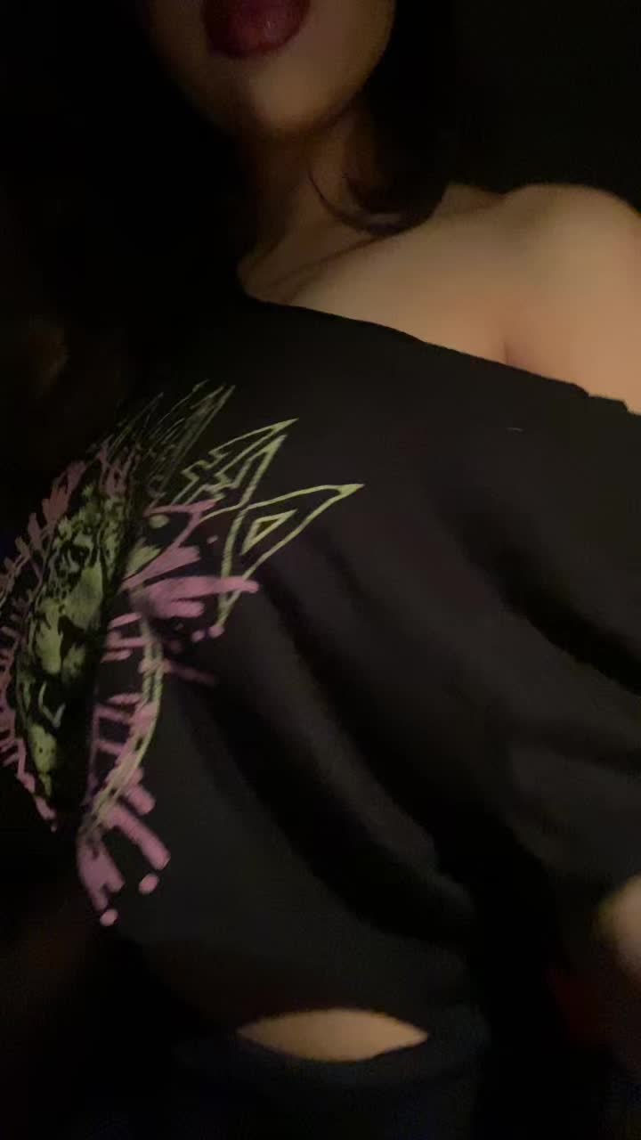 @•