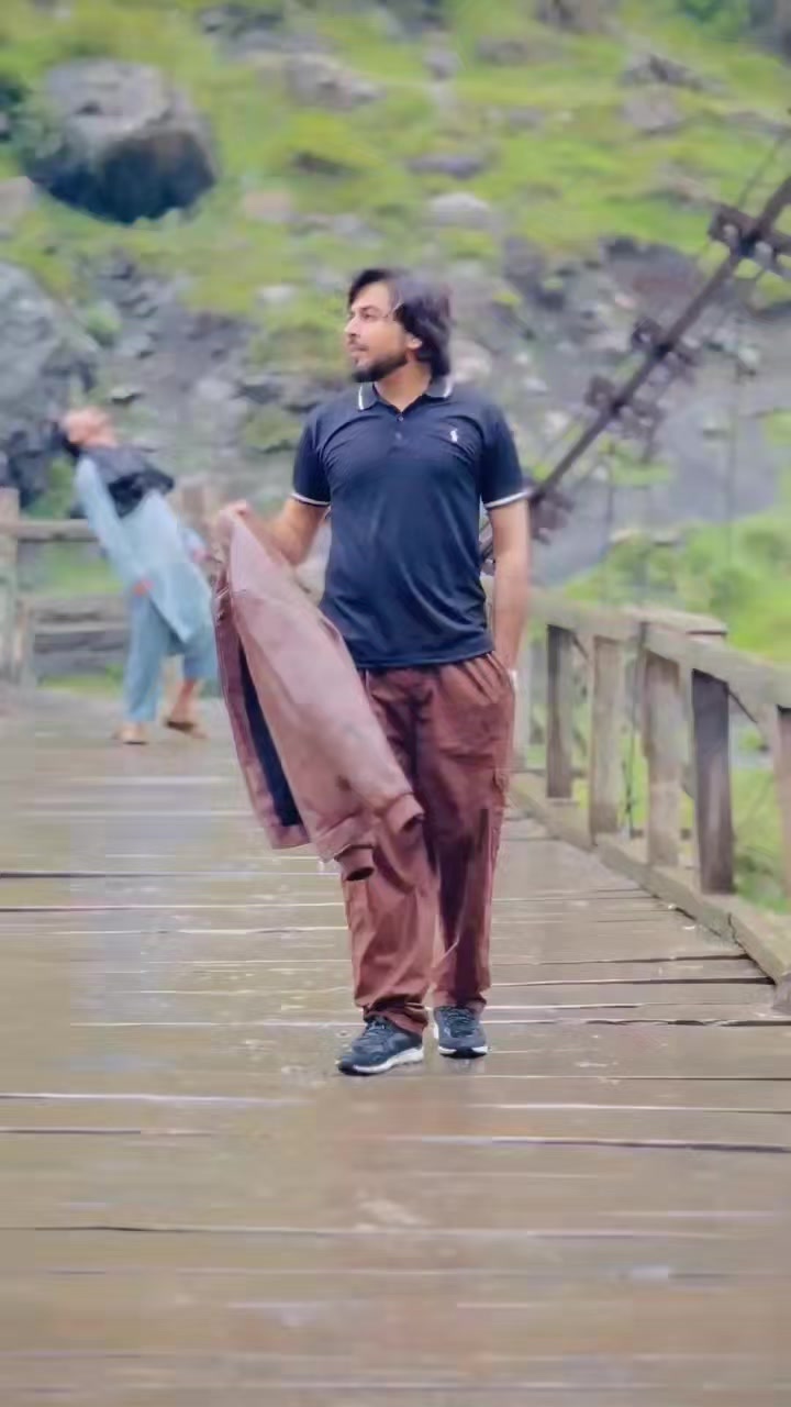 @HOZAIFA KHAN 😎