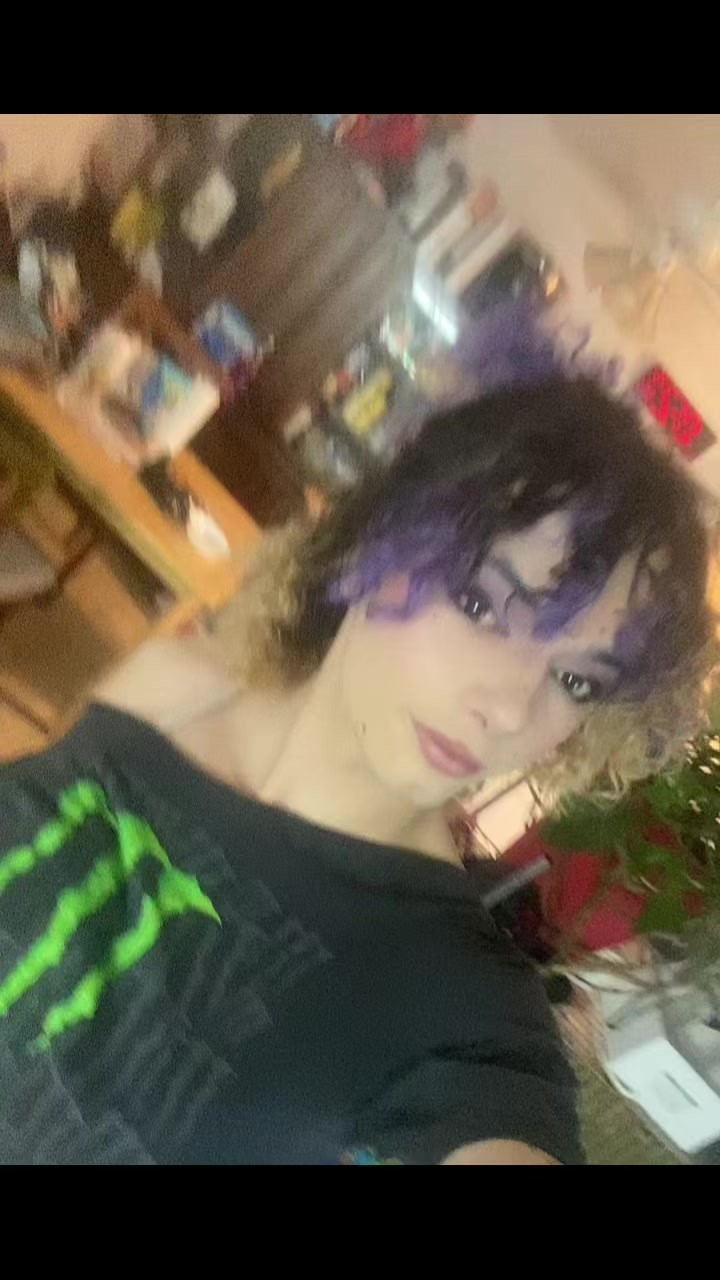 @shes_licking_thewall