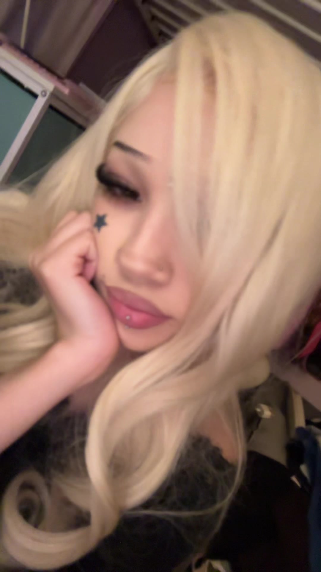 @>⩊<