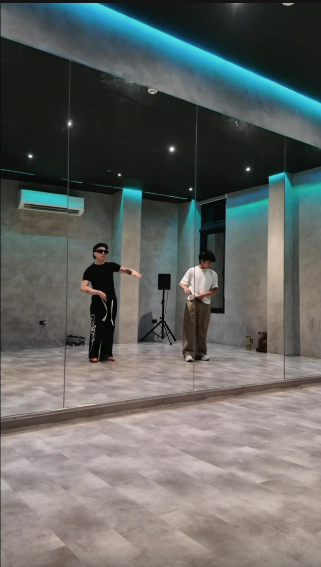 @djloonyo on IG