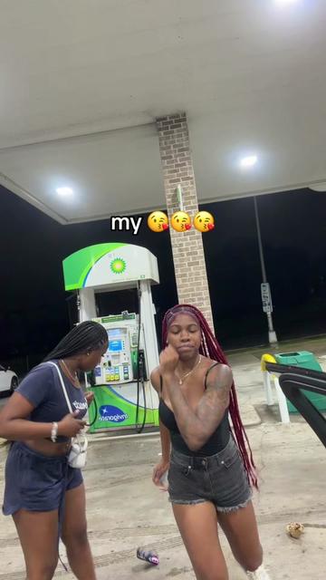 @👩🏾&zwj;❤️&zwj;💋&zwj;👩🏽