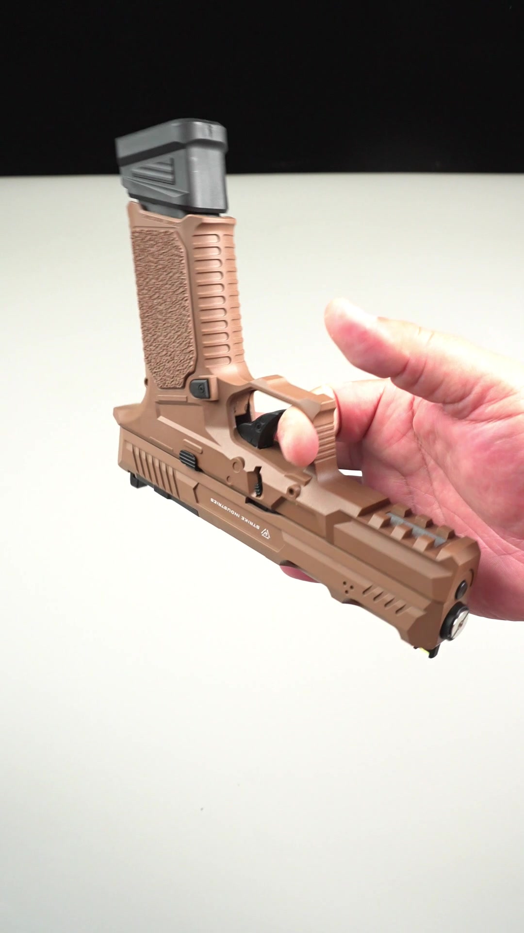 @akagtoy.com
