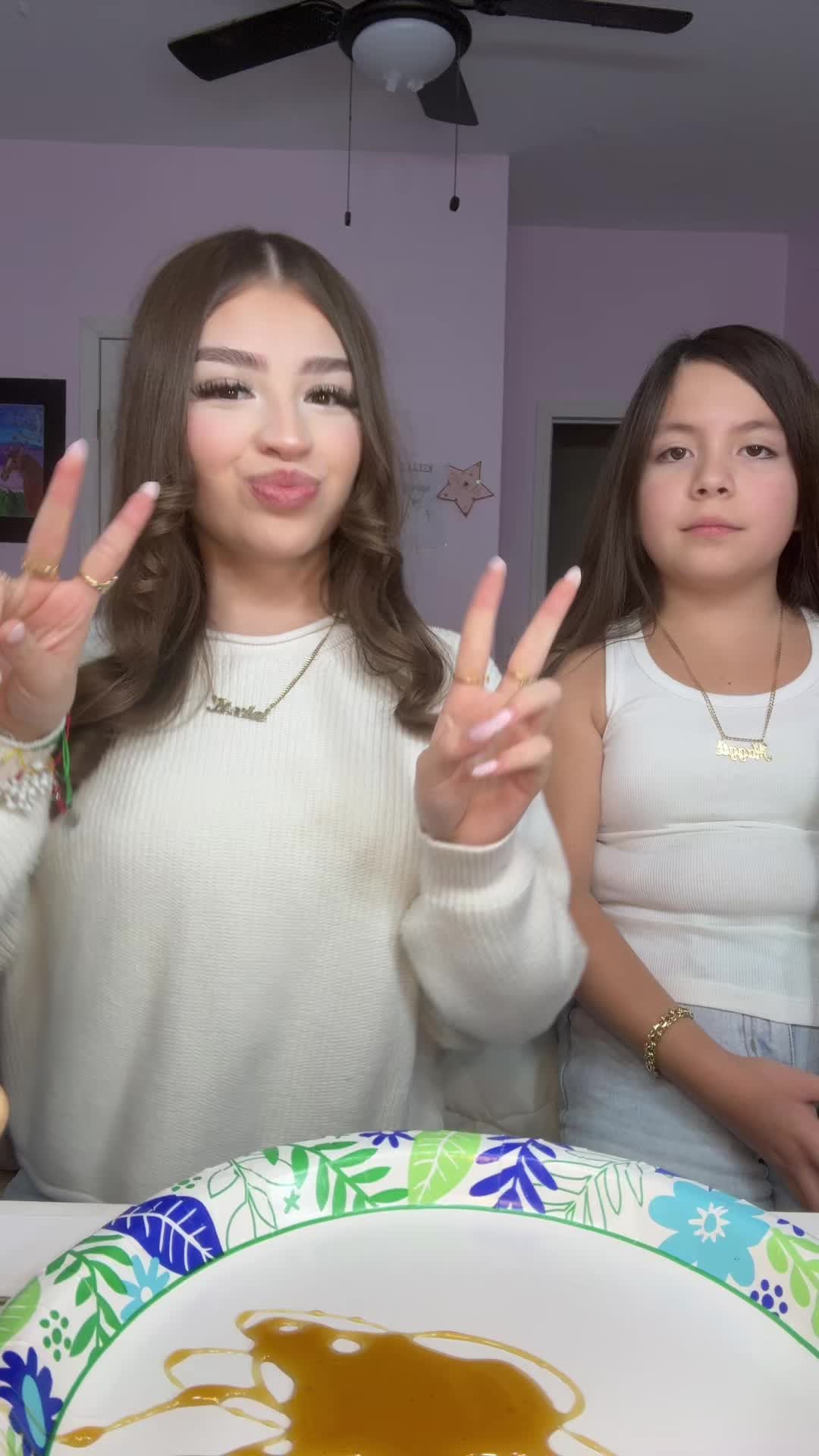 @Deliciaasisters