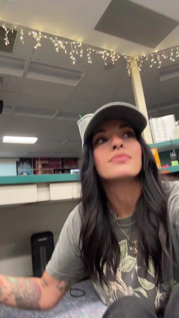 @Laura 📚 🌎 🖤