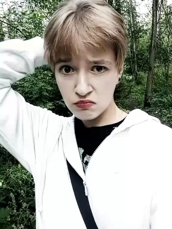 @𝑪𝒐𝒓𝒏𝒇𝒍𝒐𝒘𝒆𝒓 🎭🎹 @