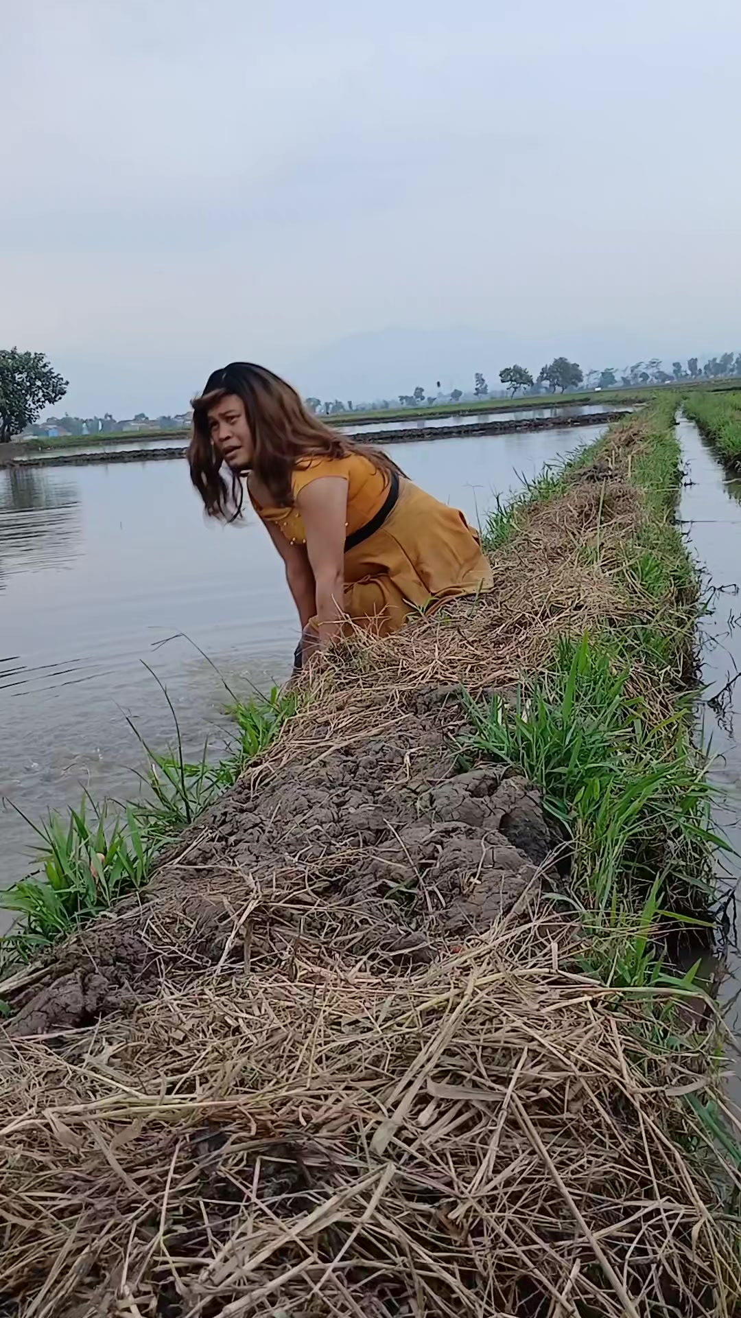 @manda si artis nyebur sawah