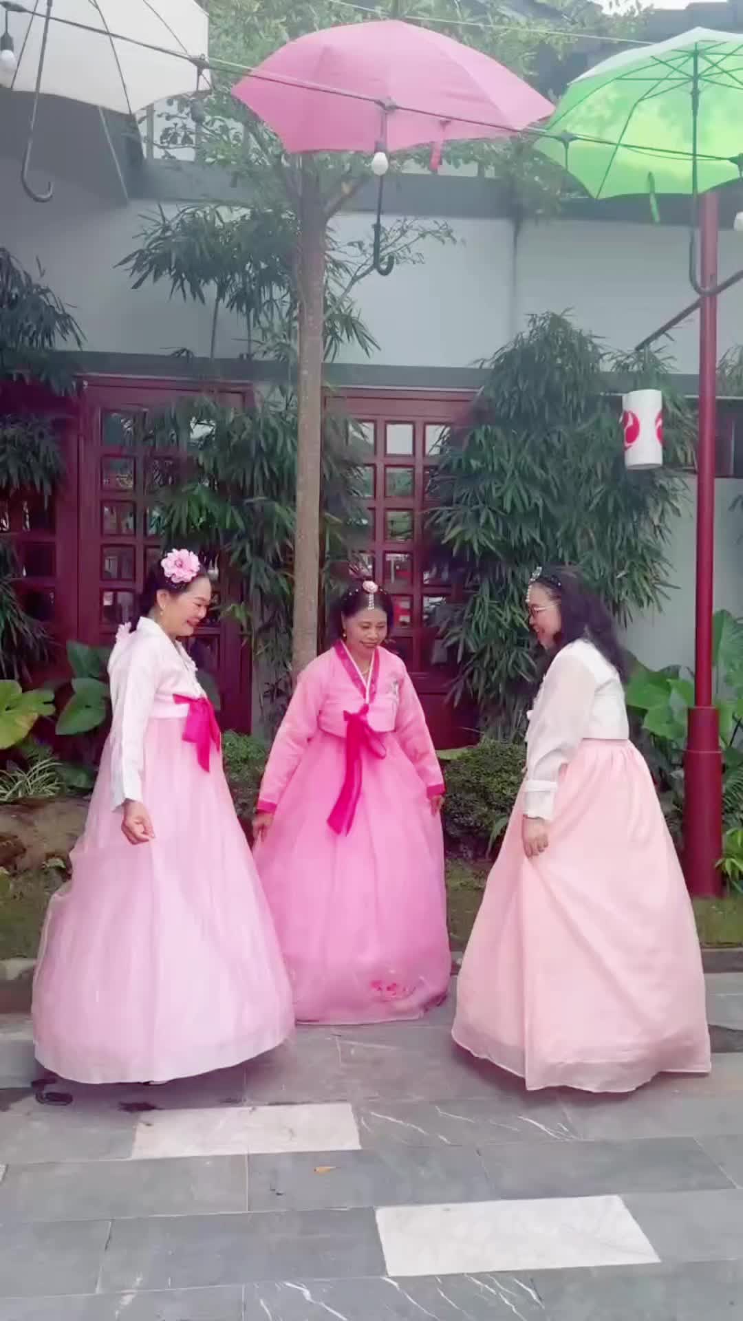@Hoàng Thùy Yoga💯