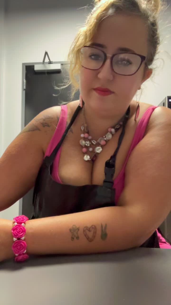 @curvywithcake🍍🌈
